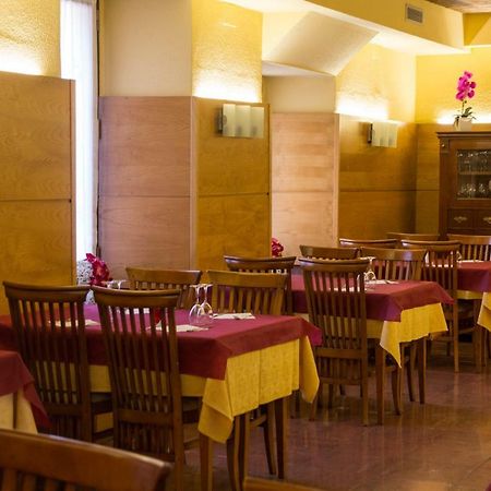 ホテル Tirso De Molina Almazán エクステリア 写真