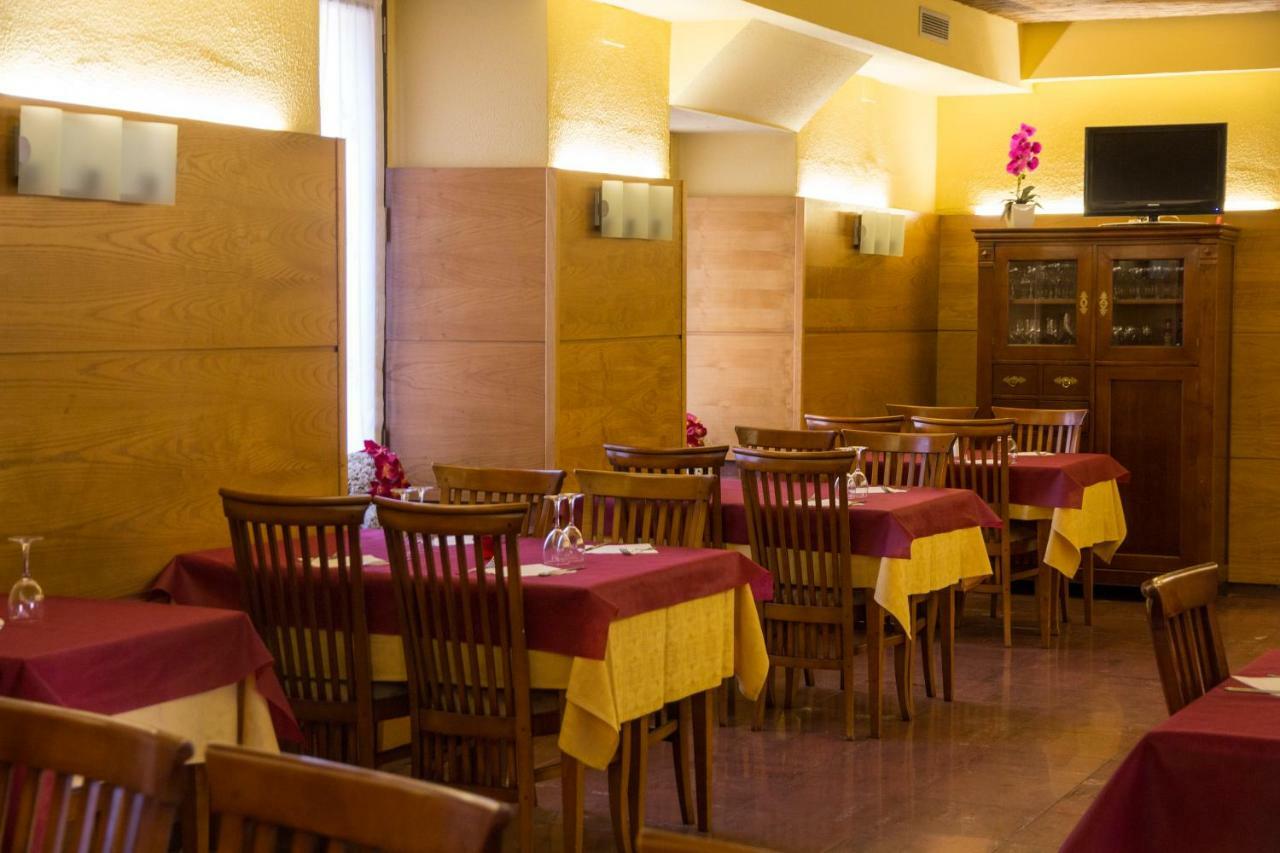 ホテル Tirso De Molina Almazán エクステリア 写真