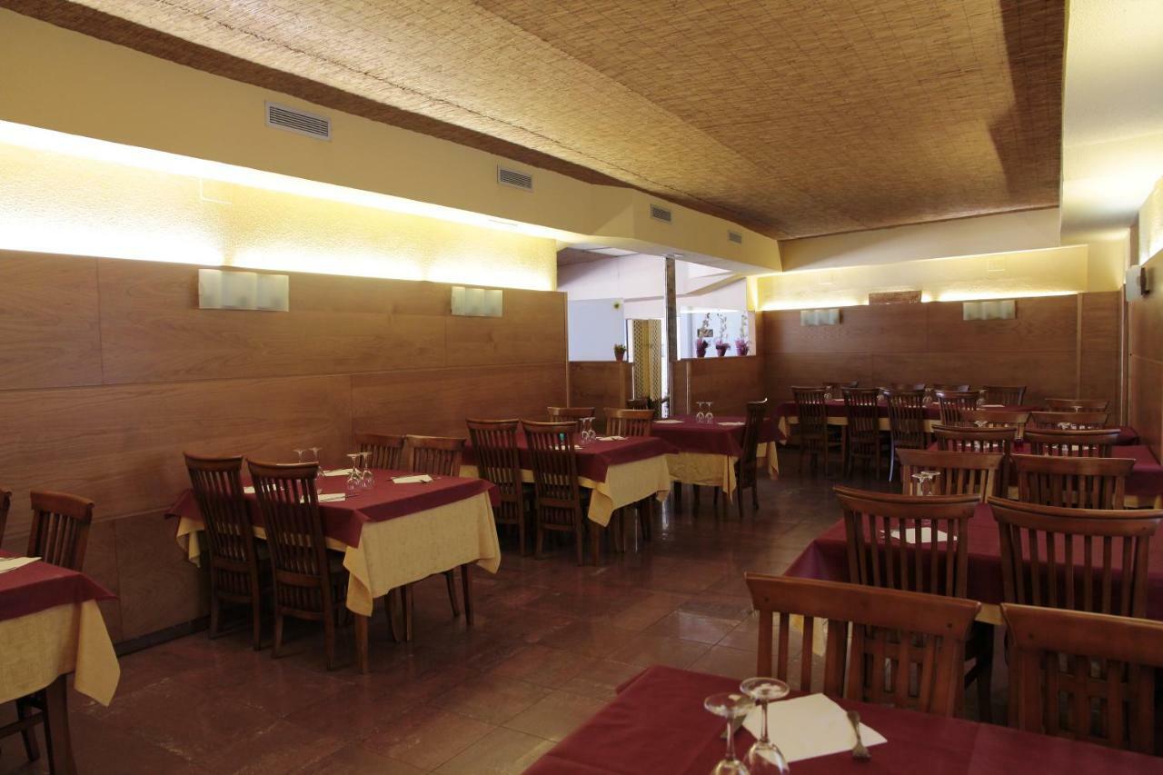 ホテル Tirso De Molina Almazán エクステリア 写真